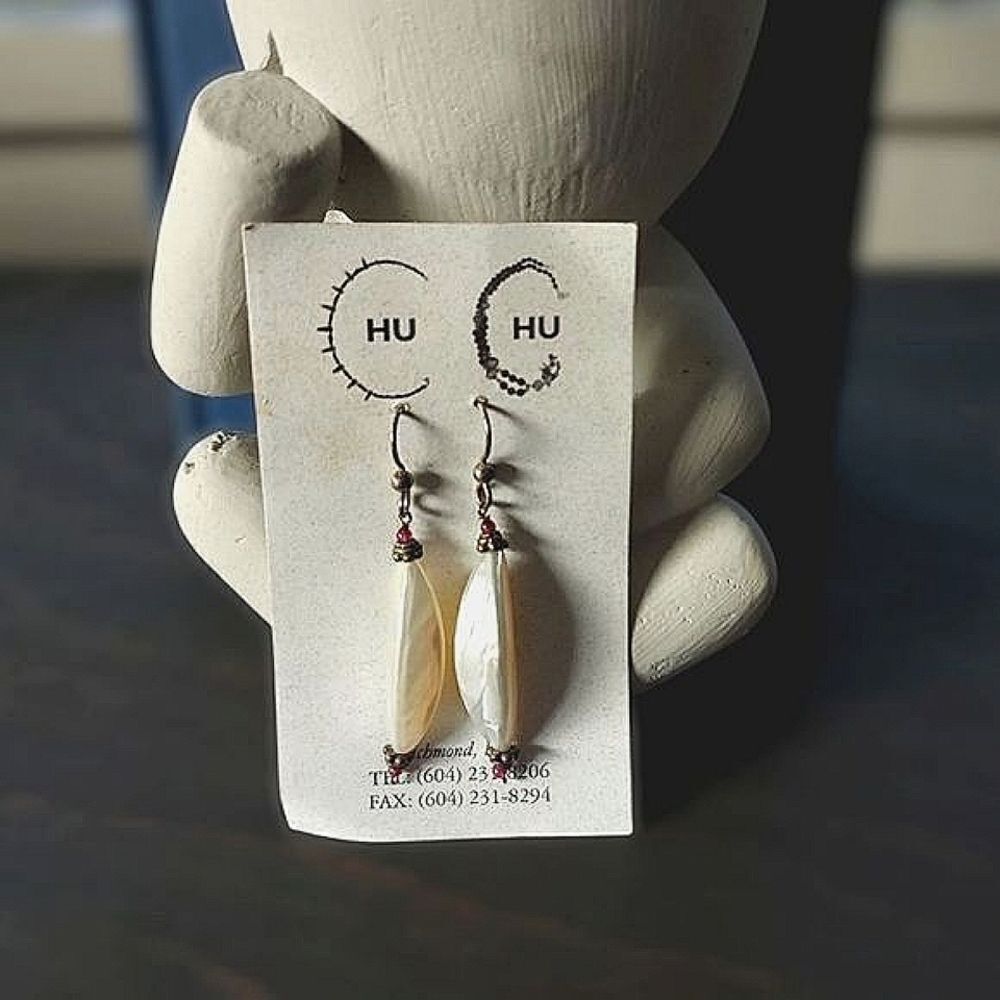 Deadstock Indian faux "garlic" MOP & genuine garnet earrings